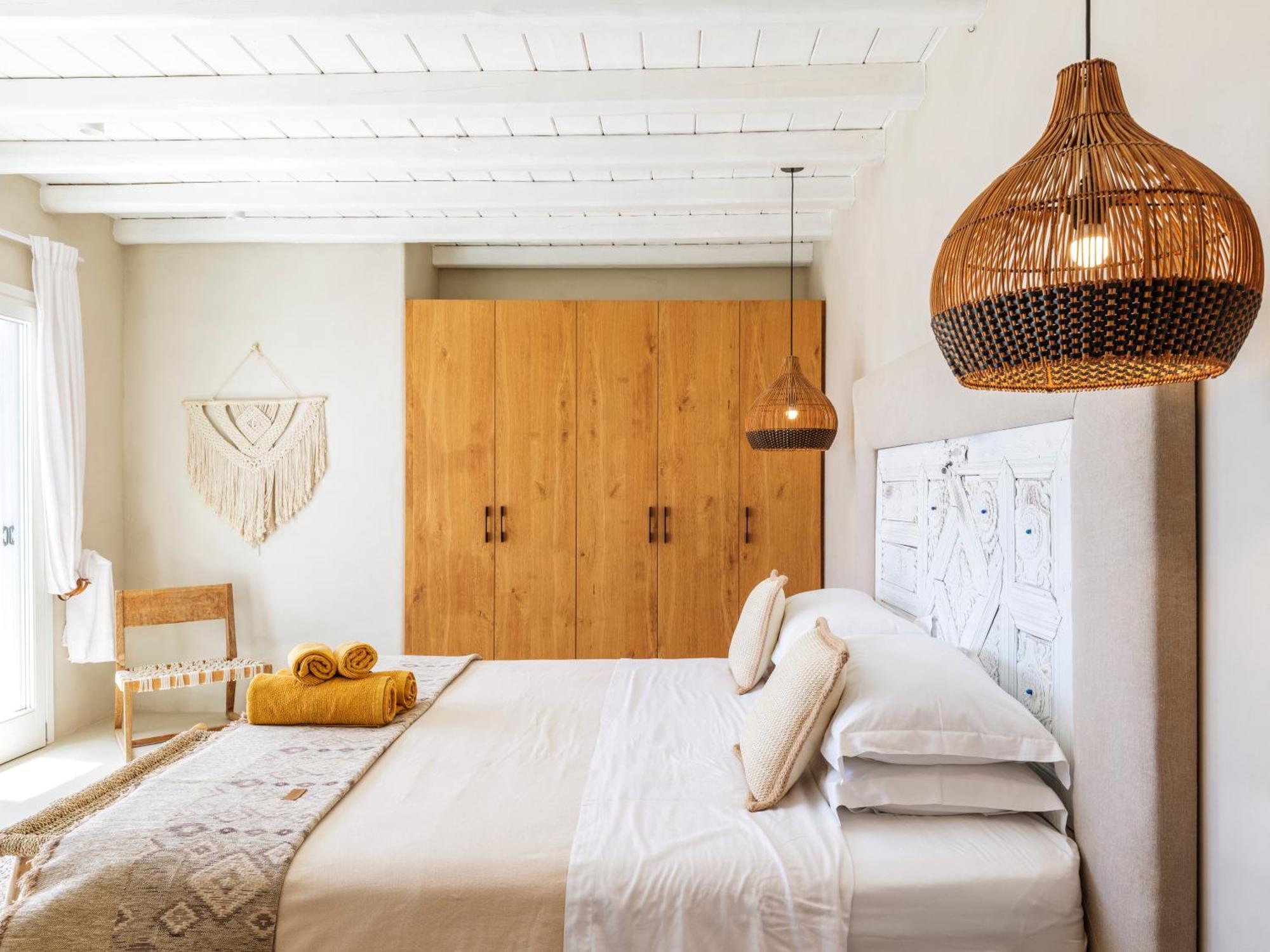 V&V Guest House - Luxury Suites Ornos  Exterior photo