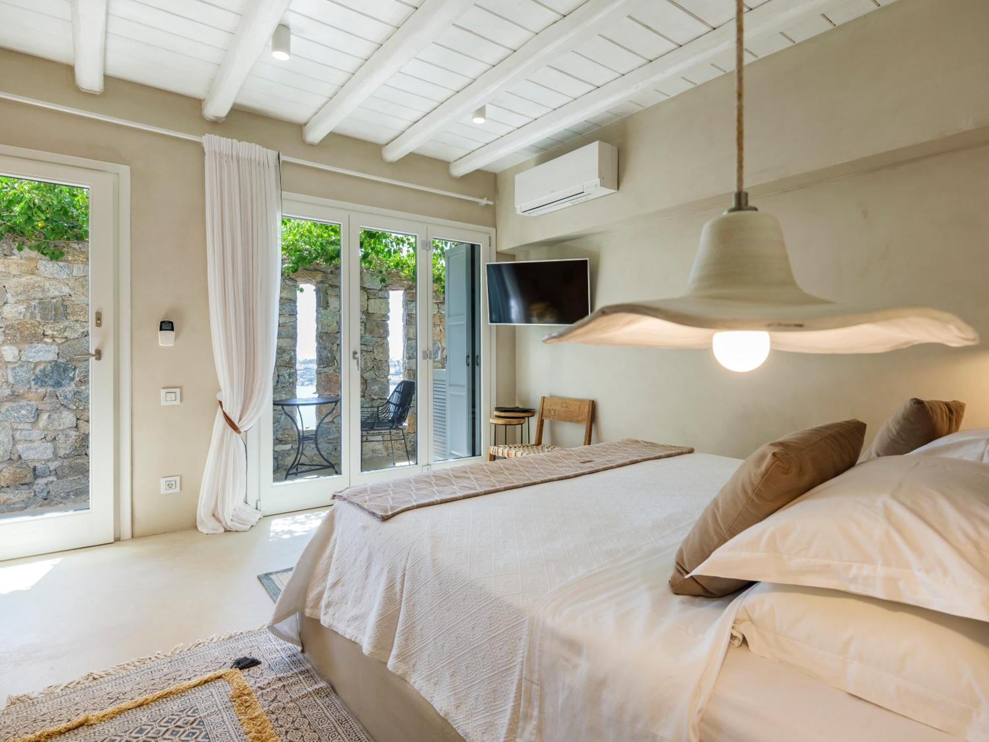 V&V Guest House - Luxury Suites Ornos  Exterior photo