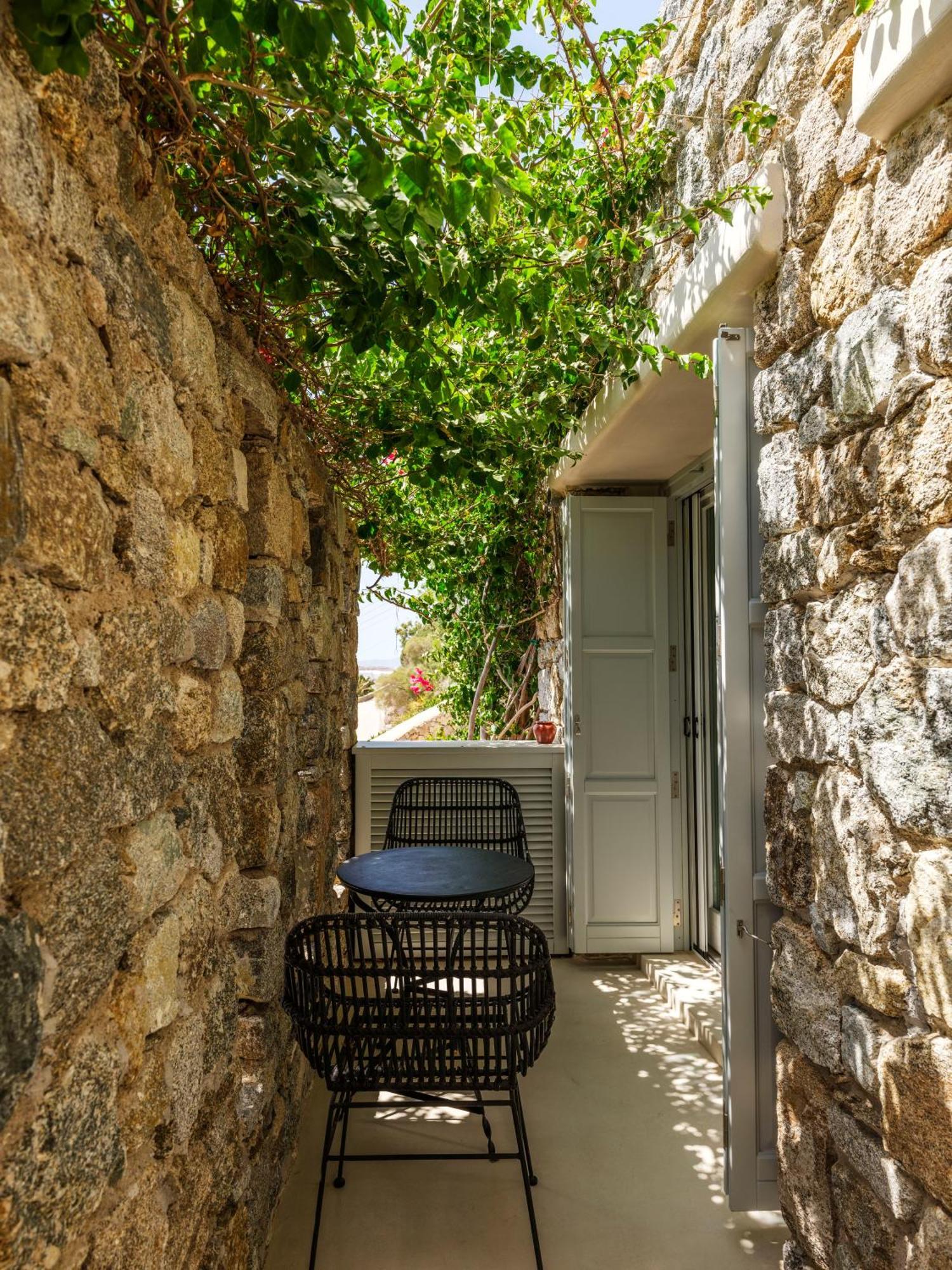 V&V Guest House - Luxury Suites Ornos  Exterior photo