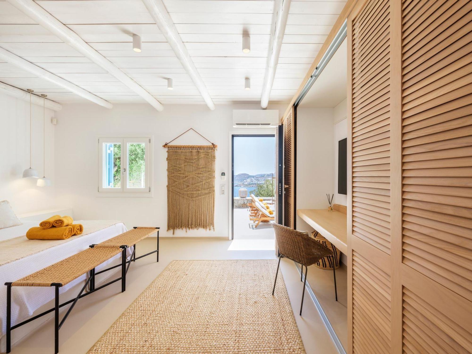 V&V Guest House - Luxury Suites Ornos  Exterior photo