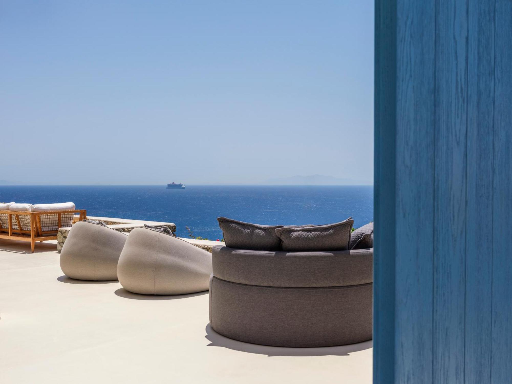 V&V Guest House - Luxury Suites Ornos  Exterior photo