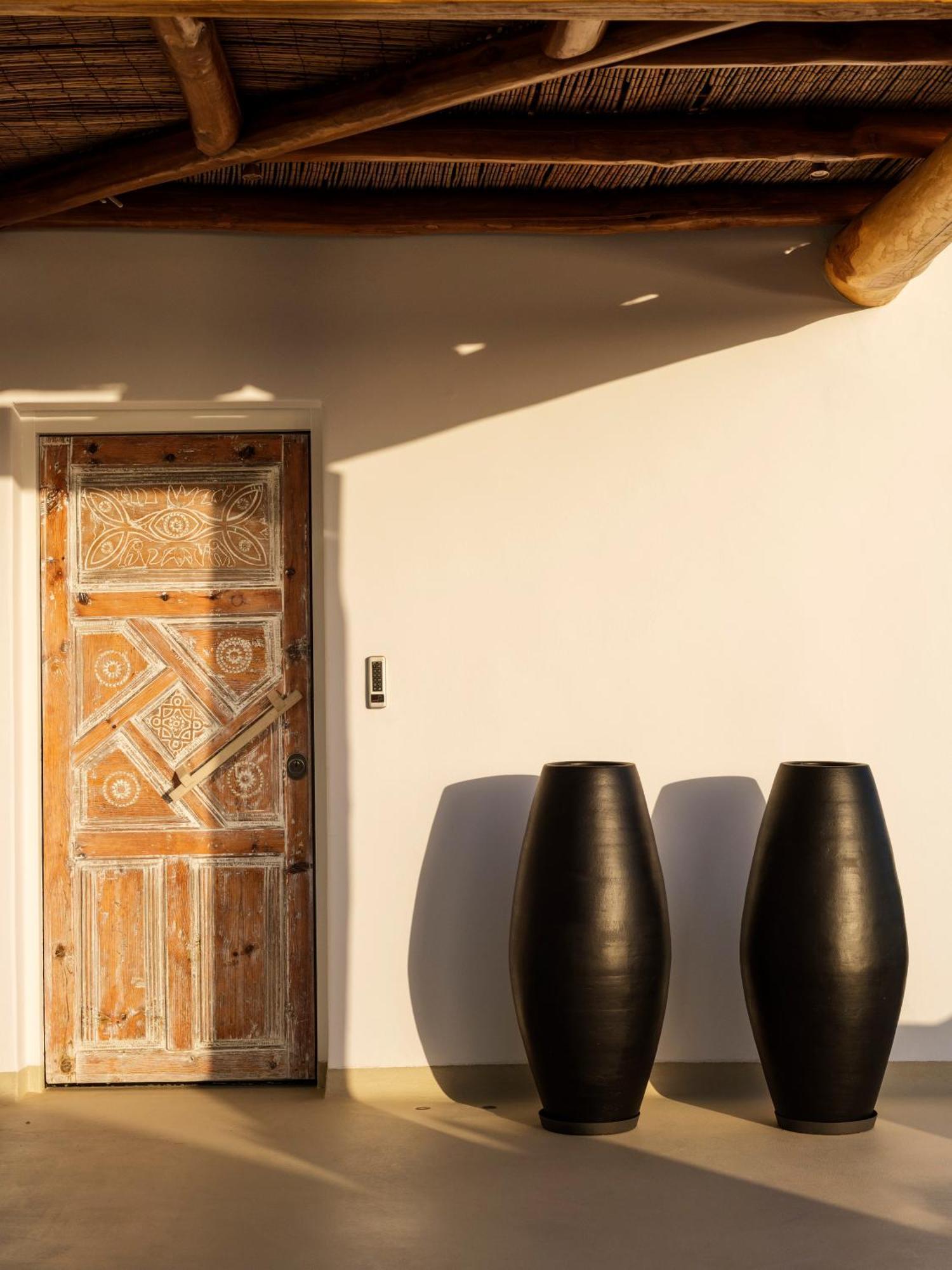 V&V Guest House - Luxury Suites Ornos  Exterior photo
